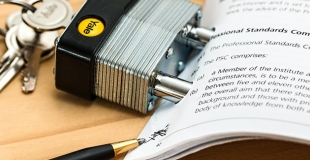 Qu'est-ce qu'une exclusion de garantie et une surprime dans une assurance emprunteur ?